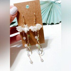 White flower pearl drop earrings S63